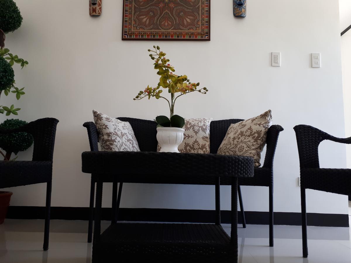 Kent Travellers' Inn Корон Екстериор снимка