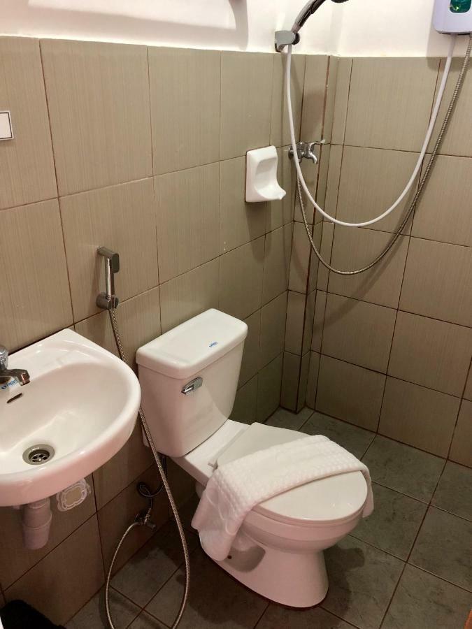 Kent Travellers' Inn Корон Екстериор снимка