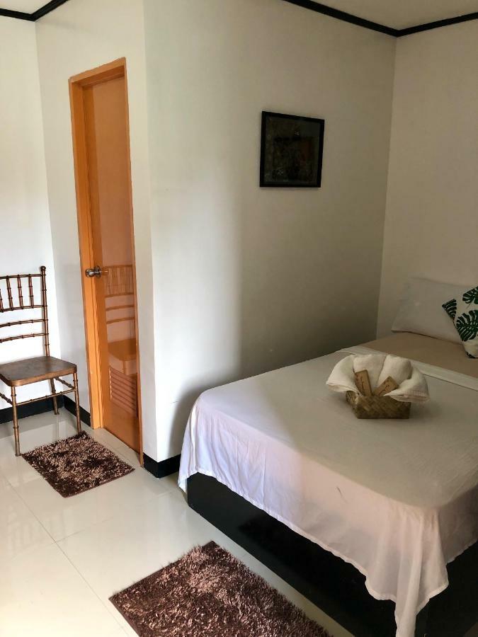 Kent Travellers' Inn Корон Екстериор снимка